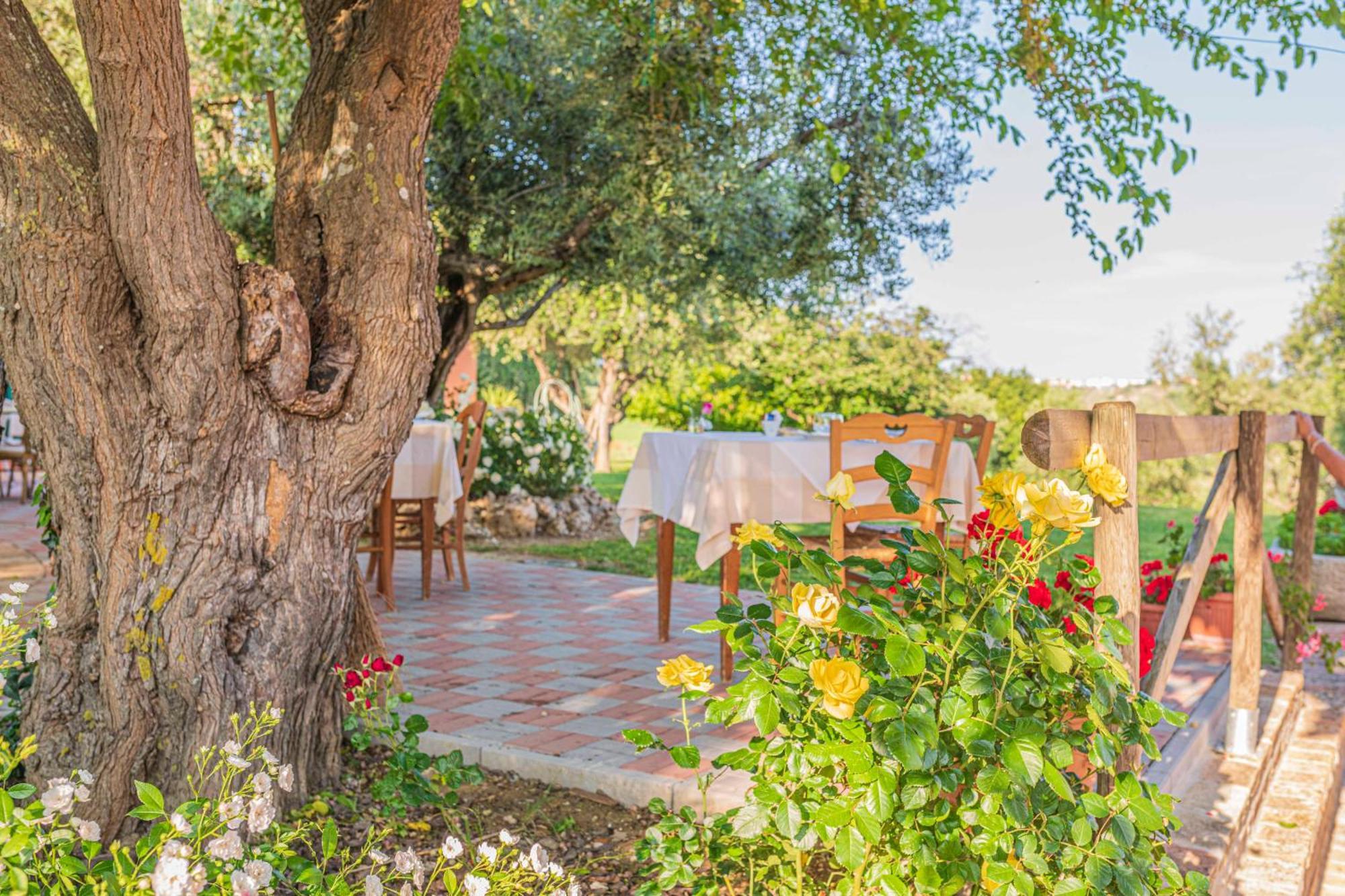 Agri Divin Amore San Costanzo Dış mekan fotoğraf